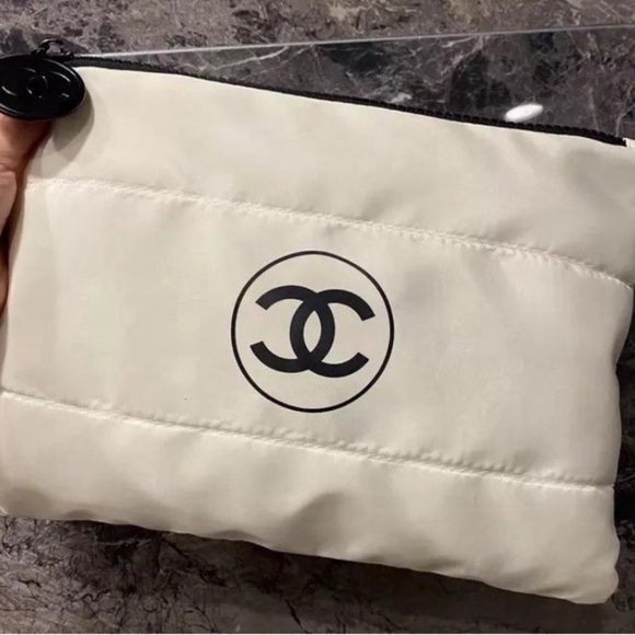 🔥Chanel cream off white Puffy Makeup 💄 Bag🔥 - Picture 1 of 3